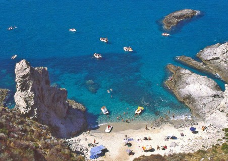 Le spiagge della Costa degli Dei tra sabbie bianche, scogliere e acque cristalline